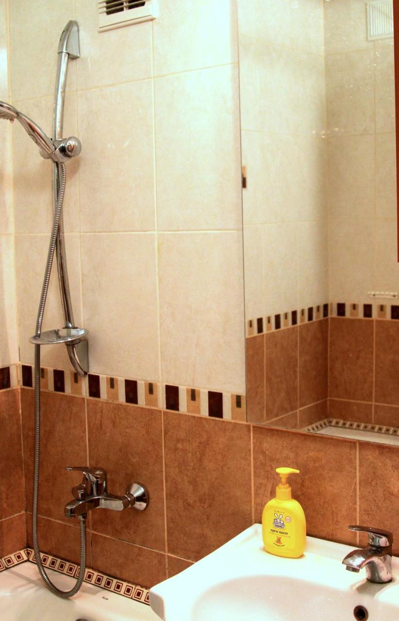Apartment Near Metro Akademgorodok Kiev Bagian luar foto