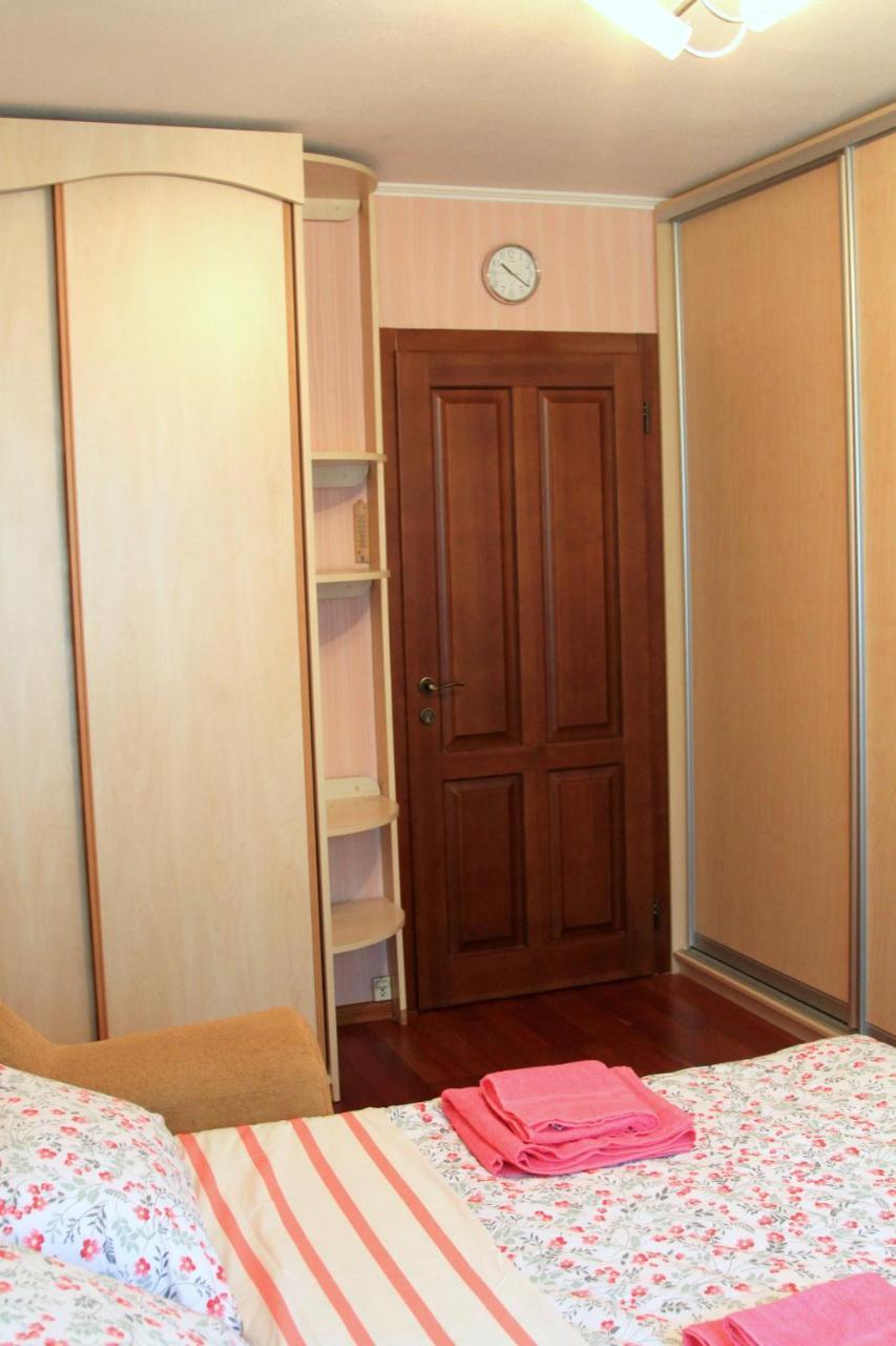 Apartment Near Metro Akademgorodok Kiev Bagian luar foto