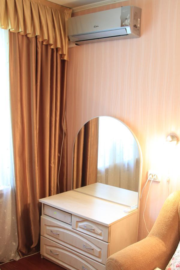 Apartment Near Metro Akademgorodok Kiev Bagian luar foto