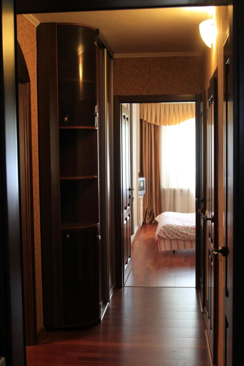 Apartment Near Metro Akademgorodok Kiev Bagian luar foto