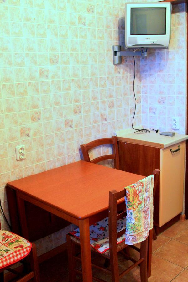 Apartment Near Metro Akademgorodok Kiev Bagian luar foto
