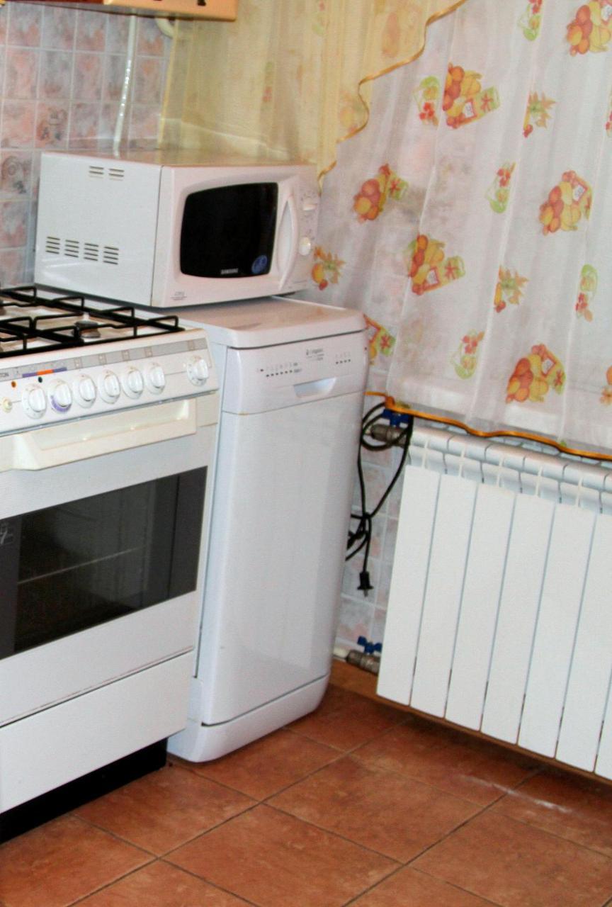 Apartment Near Metro Akademgorodok Kiev Bagian luar foto